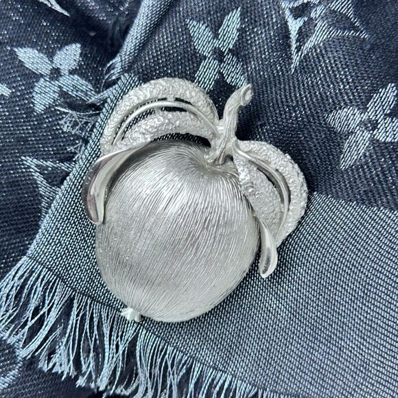 Sarah Coventry Vintage Silver Tone Apple Delight Brooch Pin Fashion Accessory I - Picture 2 of 16